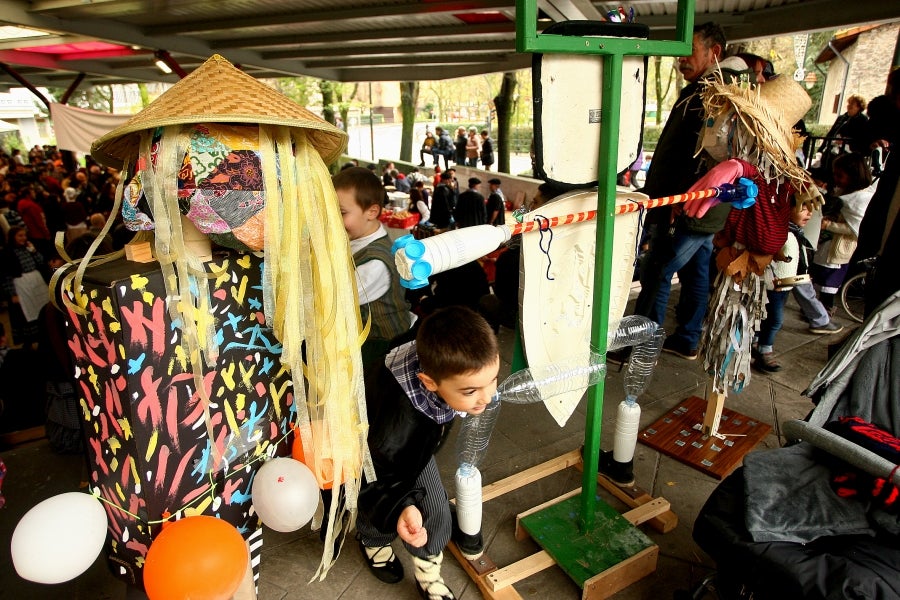 Distintas localidades de Gipuzkoa celebran, antes que Donostia, la festividad de Santo Tomás. Así, los vecinos de Lezo, Errenteria y Legazpi aprovechan el fin de semana para comer los tradicionales pintxos de txistorra. 