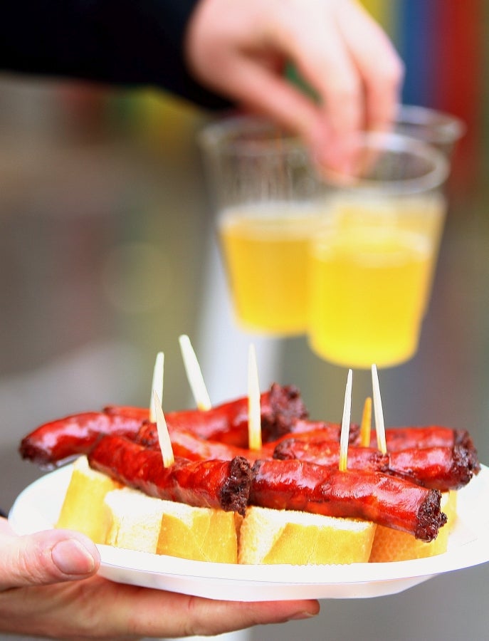 Distintas localidades de Gipuzkoa celebran, antes que Donostia, la festividad de Santo Tomás. Así, los vecinos de Lezo, Errenteria y Legazpi aprovechan el fin de semana para comer los tradicionales pintxos de txistorra. 