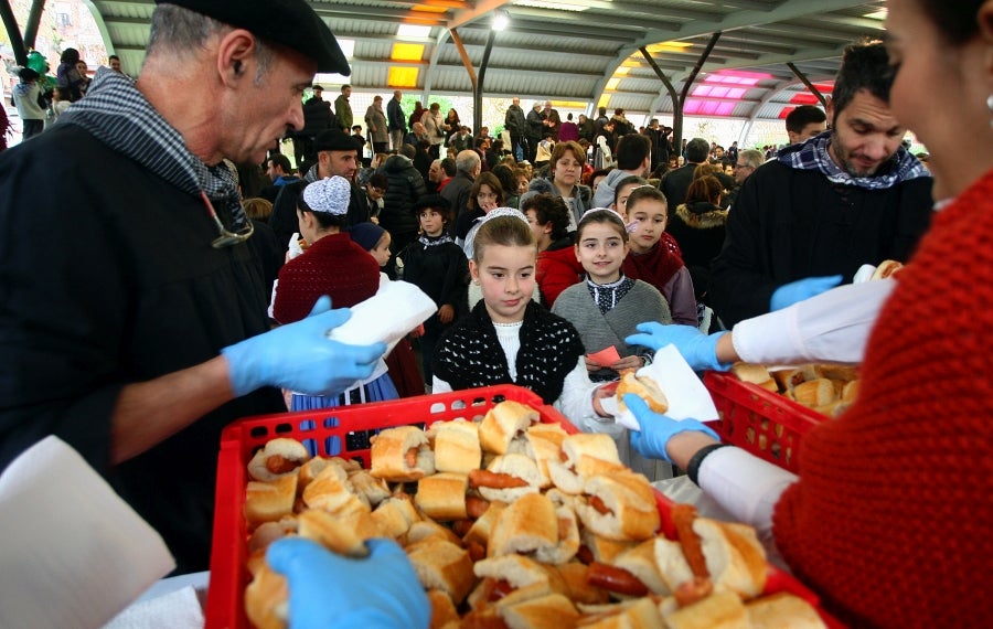 Distintas localidades de Gipuzkoa celebran, antes que Donostia, la festividad de Santo Tomás. Así, los vecinos de Lezo, Errenteria y Legazpi aprovechan el fin de semana para comer los tradicionales pintxos de txistorra. 