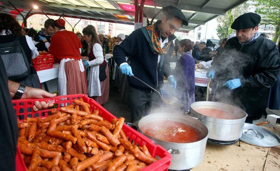 Distintas localidades de Gipuzkoa celebran, antes que Donostia, la festividad de Santo Tomás. Así, los vecinos de Lezo, Errenteria y Legazpi aprovechan el fin de semana para comer los tradicionales pintxos de txistorra. 