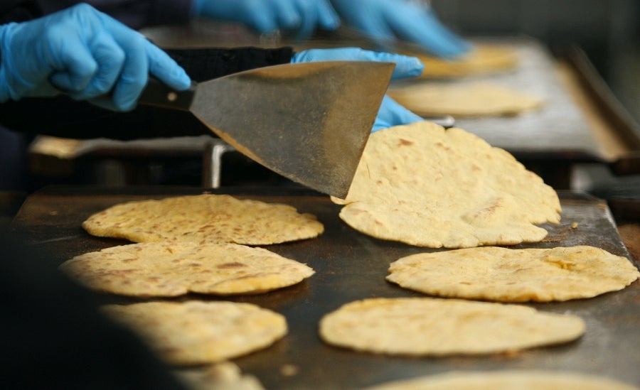 Distintas localidades de Gipuzkoa celebran, antes que Donostia, la festividad de Santo Tomás. Así, los vecinos de Lezo, Errenteria y Legazpi aprovechan el fin de semana para comer los tradicionales pintxos de txistorra. 