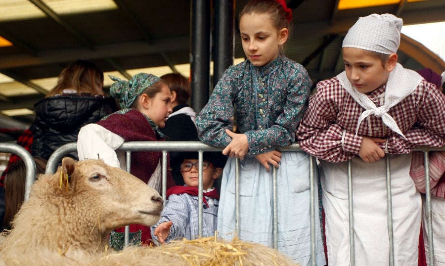 Distintas localidades de Gipuzkoa celebran, antes que Donostia, la festividad de Santo Tomás. Así, los vecinos de Lezo, Errenteria y Legazpi aprovechan el fin de semana para comer los tradicionales pintxos de txistorra. 