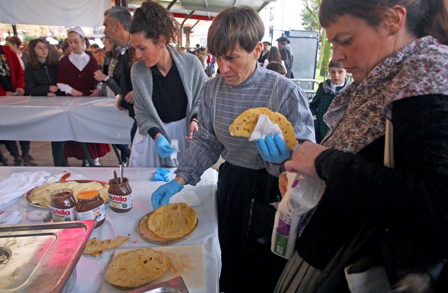 Distintas localidades de Gipuzkoa celebran, antes que Donostia, la festividad de Santo Tomás. Así, los vecinos de Lezo, Errenteria y Legazpi aprovechan el fin de semana para comer los tradicionales pintxos de txistorra. 