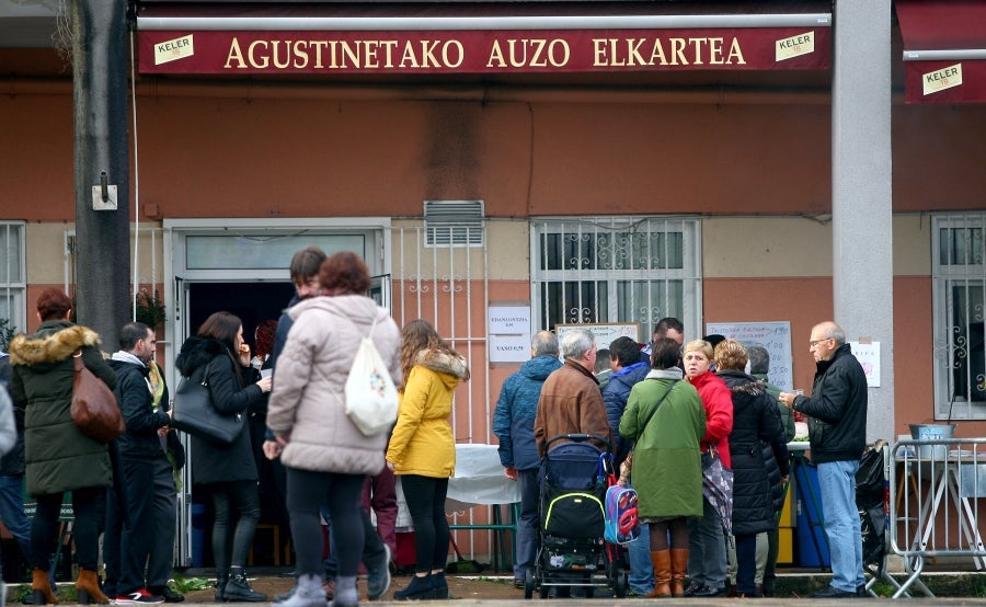 Distintas localidades de Gipuzkoa celebran, antes que Donostia, la festividad de Santo Tomás. Así, los vecinos de Lezo, Errenteria y Legazpi aprovechan el fin de semana para comer los tradicionales pintxos de txistorra. 