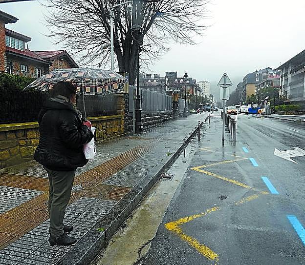 Una vecina de Zarautz, en el lugar del atropello mortal ocurrido en febrero en la localidad. 