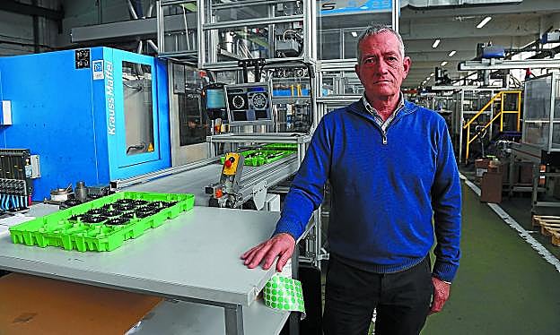 Amadeo Barrios posa en las instalaciones de Plásticos Larrañaga en Usúrbil.