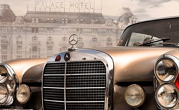 Postal antigua del hotel Palace (Ana Vega) y modelo de Mercedes años 60 (CC PD).