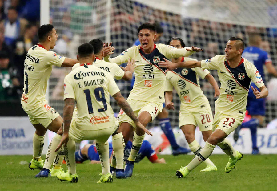 El América conquistó el título del Apertura 2018 al vencer al Cruz Azul 2-0 en el partido de vuelta y se convirtió en el equipo con más ligas ganadas en la era profesional al sumar su estrella numero 13.