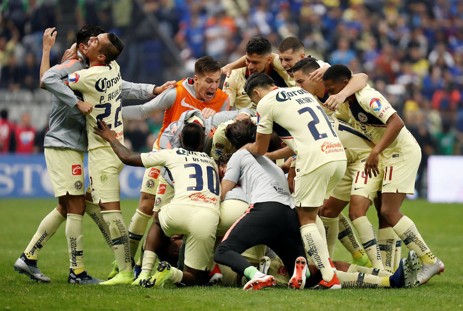 El América conquistó el título del Apertura 2018 al vencer al Cruz Azul 2-0 en el partido de vuelta y se convirtió en el equipo con más ligas ganadas en la era profesional al sumar su estrella numero 13.