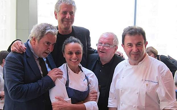 Imagen principal - Najat posa con varios de los grandes de la cocina vasca como Juan Mari Arzak, Martín Berasategui o Andoni Luis Aduriz. A la derecha, portada de un suplemento donde aparece la última plantilla que trabajó en el mítico restaurante El Bulli. 