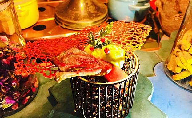 Imagen principal - Dos de las creaciones gastronómicas de Najat, que posa en la imagen vertical con el premio al mejor restaurante de África otorgado por World Luxury Awards. 