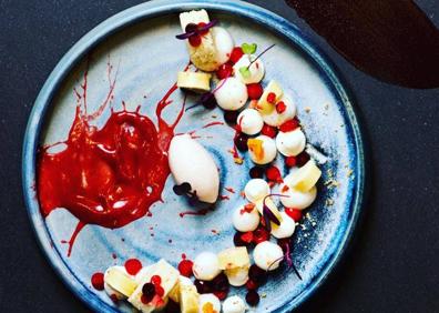 Imagen secundaria 1 - Dos de las creaciones gastronómicas de Najat, que posa en la imagen vertical con el premio al mejor restaurante de África otorgado por World Luxury Awards. 