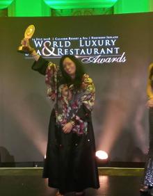 Imagen secundaria 2 - Dos de las creaciones gastronómicas de Najat, que posa en la imagen vertical con el premio al mejor restaurante de África otorgado por World Luxury Awards. 
