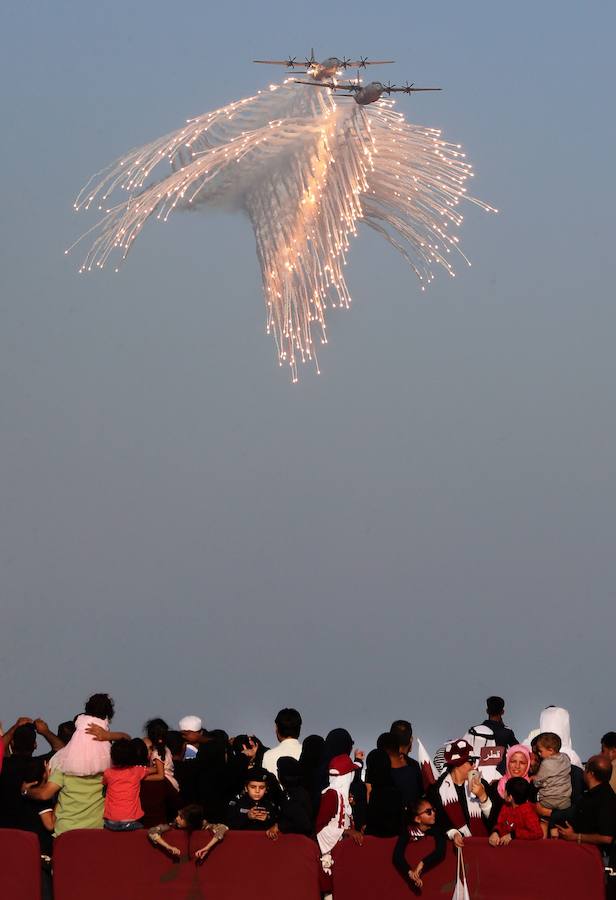 Qatar celebra su día nacional el 18 de diciembre con espectaculares desfiles de aviones y militareres. 