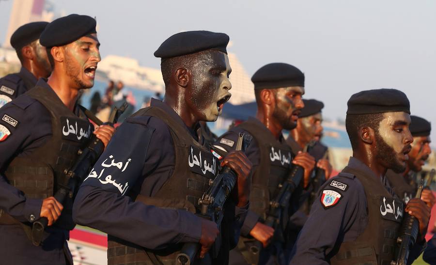 Qatar celebra su día nacional el 18 de diciembre con espectaculares desfiles de aviones y militareres. 