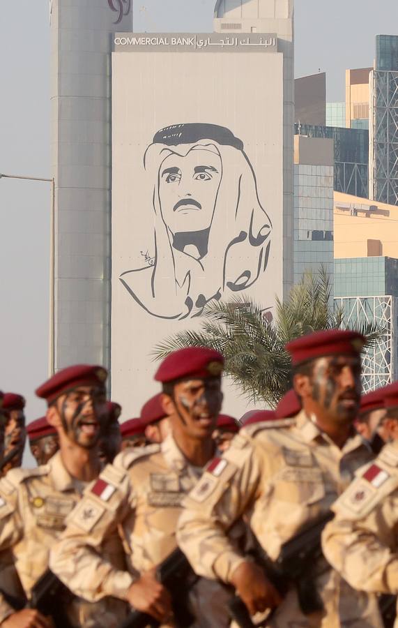Qatar celebra su día nacional el 18 de diciembre con espectaculares desfiles de aviones y militareres. 