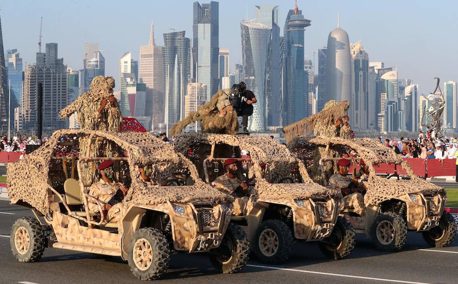 Qatar celebra su día nacional el 18 de diciembre con espectaculares desfiles de aviones y militareres. 
