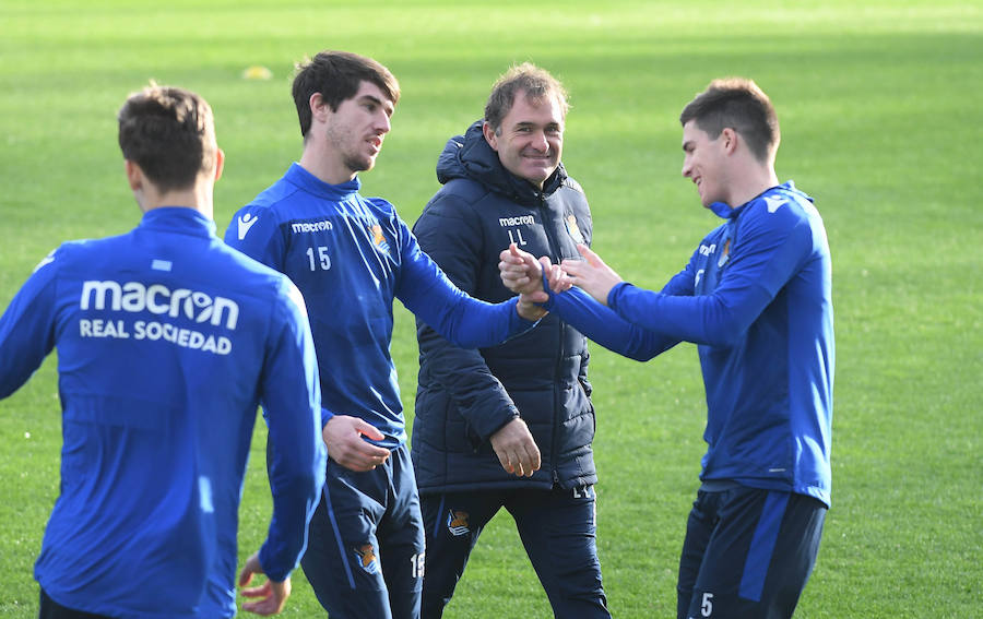 La Rea Sociedad se ha ejercitado en Zubieta con la mejor de las noticias. Luca Sangalli se ejercita con sus compañeros por primera vez desde que el 31 se octubre sufriera un ictus. Además de con la novedad del donostiarra, Garitano cuenta en el entrenamiento con los canteranos Le Normand, Barrenetxea, Lapeña, Muñoz, Pecharroman y Sola.