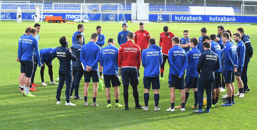 La Rea Sociedad se ha ejercitado en Zubieta con la mejor de las noticias. Luca Sangalli se ejercita con sus compañeros por primera vez desde que el 31 se octubre sufriera un ictus. Además de con la novedad del donostiarra, Garitano cuenta en el entrenamiento con los canteranos Le Normand, Barrenetxea, Lapeña, Muñoz, Pecharroman y Sola.