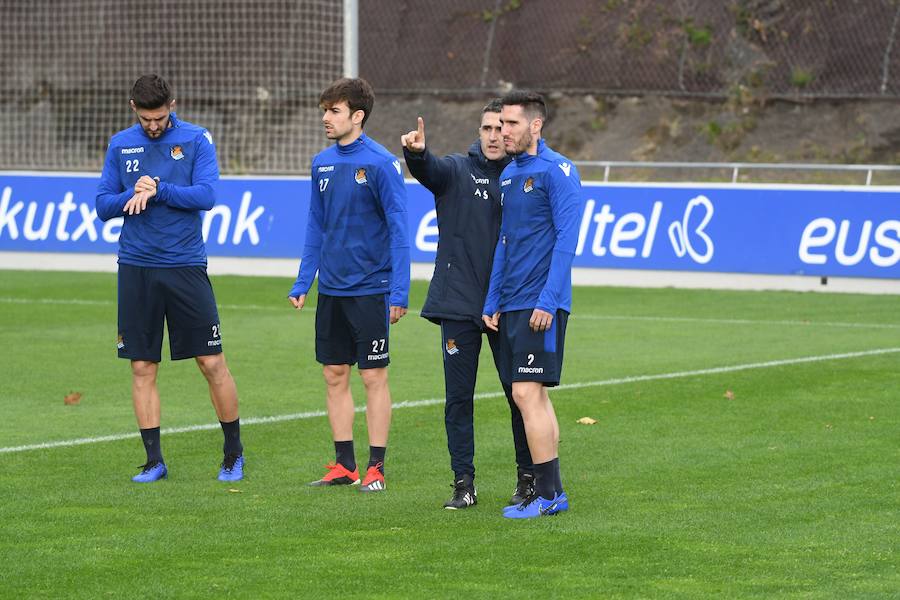 La Rea Sociedad se ha ejercitado en Zubieta con la mejor de las noticias. Luca Sangalli se ejercita con sus compañeros por primera vez desde que el 31 se octubre sufriera un ictus. Además de con la novedad del donostiarra, Garitano cuenta en el entrenamiento con los canteranos Le Normand, Barrenetxea, Lapeña, Muñoz, Pecharroman y Sola.