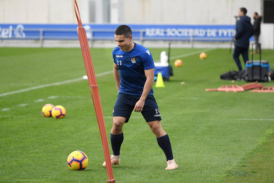 La Rea Sociedad se ha ejercitado en Zubieta con la mejor de las noticias. Luca Sangalli se ejercita con sus compañeros por primera vez desde que el 31 se octubre sufriera un ictus. Además de con la novedad del donostiarra, Garitano cuenta en el entrenamiento con los canteranos Le Normand, Barrenetxea, Lapeña, Muñoz, Pecharroman y Sola.