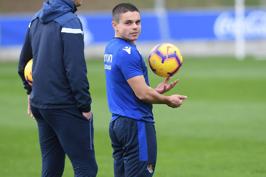 La Rea Sociedad se ha ejercitado en Zubieta con la mejor de las noticias. Luca Sangalli se ejercita con sus compañeros por primera vez desde que el 31 se octubre sufriera un ictus. Además de con la novedad del donostiarra, Garitano cuenta en el entrenamiento con los canteranos Le Normand, Barrenetxea, Lapeña, Muñoz, Pecharroman y Sola.