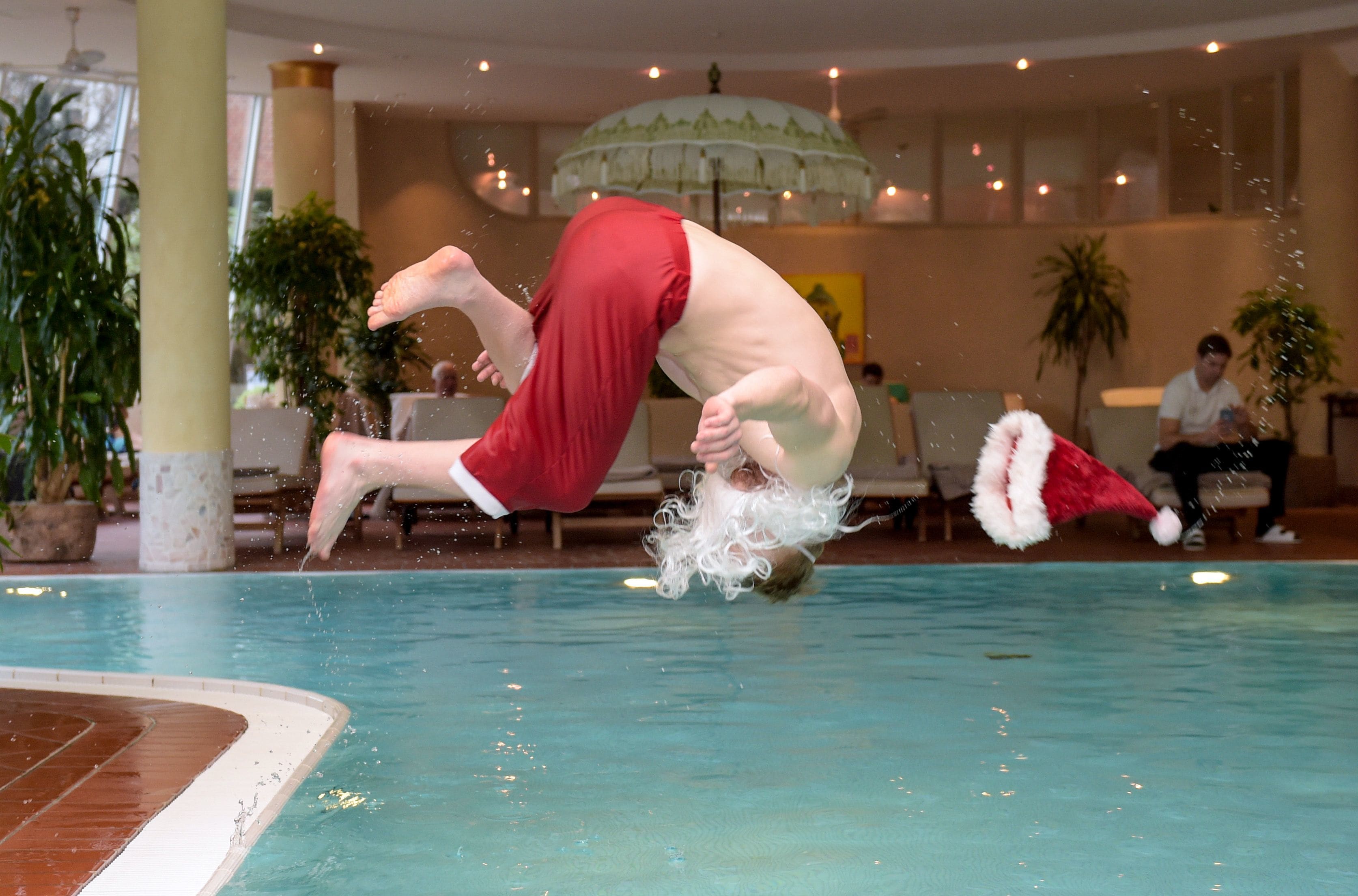 Entrenadores de Fitness vestidos de Papá Noel mientras hacen acuarebic en una piscina del Meridian Spa en Hamburgo, en el norte de Alemania, durante un evento de caridad.