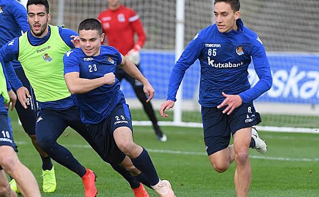 Luca Sangalli durante un ejercicio de grupo junto a Merino y Petxarroman. 