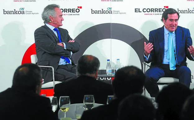 Antón Pradera, presidente de CIE, con el presidente de la CEOE, Antonio Garamendi, en el debate del Foro.