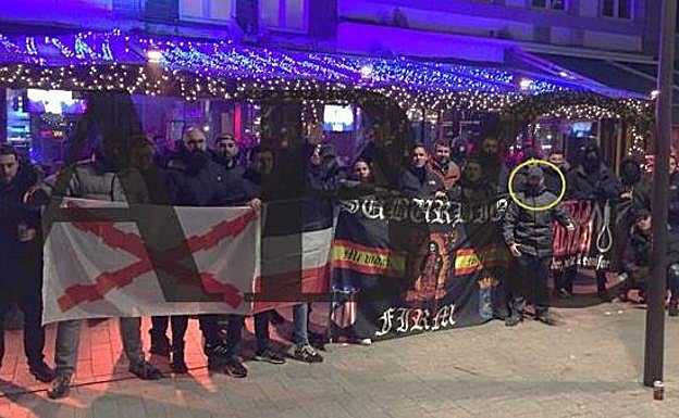 Ricardo Guerra, señalado con un círculo, junto a los ultras detenidos en Bélgica 