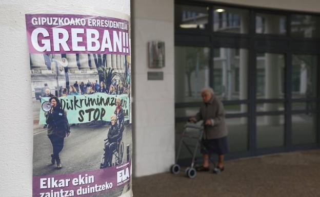 Cartel llamando a la huelga en una residencia de Gipuzkoa