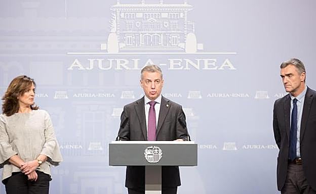El lehendakari, Iñigo Urkullu (c), acompañado por la consejera de Empleo y Políticas Sociales, Beatriz Artolazabal (i), y por el secretario de Paz y Convivencia, Joan Fernández, durante la presentación del Pacto Social Vasco para la Migración. 