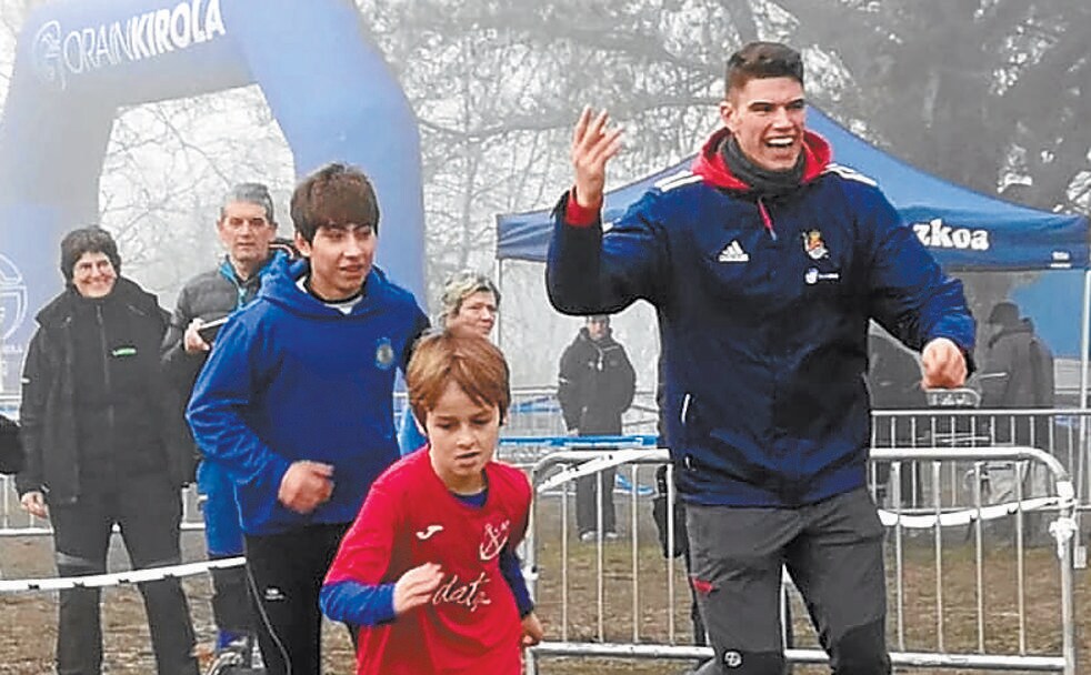 Odei Jainaga corrió el domingo en el Cross de Eibar junto a un niño.