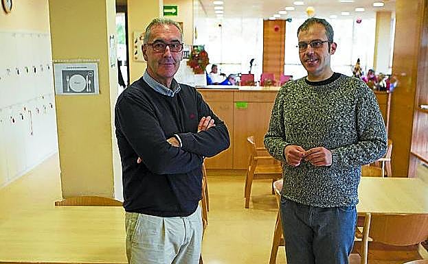 Vicente Hueso y Sergio Corchón, en el centro de Anzaran. 