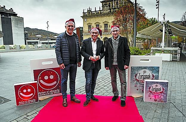 Sonrisa navideña. Tomás Maeztu, Miguel Ángel Páez y José Ignacio Bermúdez, con los gorros de Navidad que los comercios participantes en la campaña regalarán a sus clientes. 