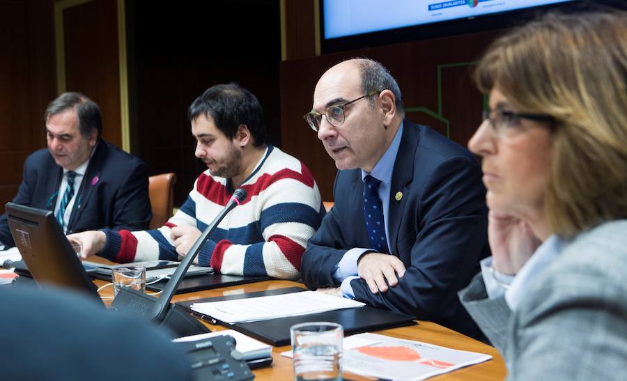 El consejero de Sanidad del Gobierno Vasco, Jon Darpón, durante su comparecencia. 
