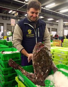 Imagen secundaria 2 - Mari Carmen Alonso y su hija Ainhoa encontraron lo que buscaban así como Txomin de la Hoz, de Urretxu, que muestra un rape de 13 kilos. Las subastas de Imanol Zalakain fueron seguidas con gran interés por parte de los asistentes, así como las de la Cofradía de pesca
