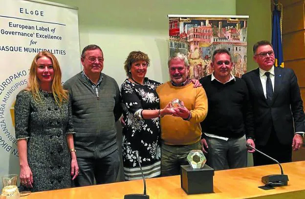 La alcaldesa recibió el reconocimiento en una ceremonia que tuvo lugar ayer en Bilbao.