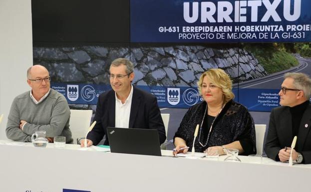 Olano y Oiarbide, en el centro, junto a los alcaldes de Azkoitia y Urretxu, durante la presentación del proyecto