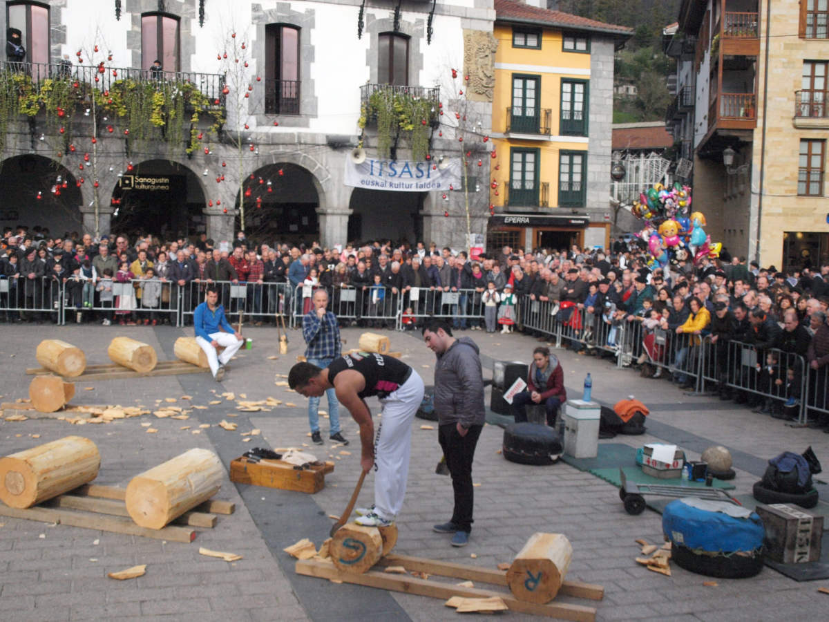 Fotos: Talos, txistorra y sidra se adueñan de Azpeitia
