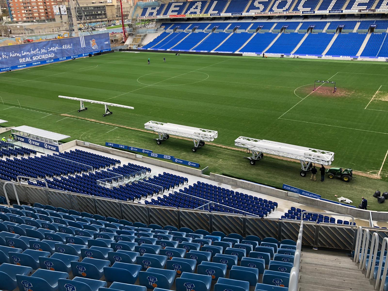 La Real Sociedad está probando calefactores para que el césped de Anoeta esté en las mejores condiciones. La nueva estructura del estadio dificulta que los rayos del sol alcancen a todo el terreno de juego y las lámparas LED permiten acelerar la fotosínteis y favorecer el crecimiento de la hierba.