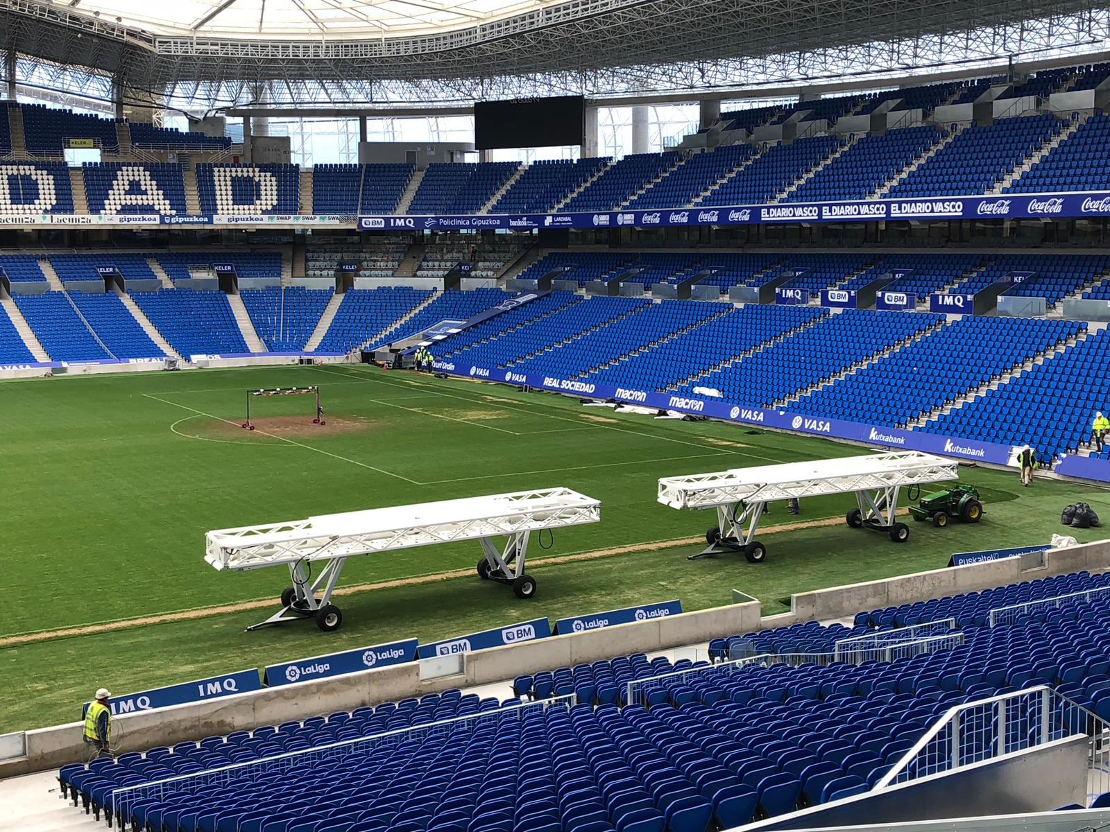 La Real Sociedad está probando calefactores para que el césped de Anoeta esté en las mejores condiciones. La nueva estructura del estadio dificulta que los rayos del sol alcancen a todo el terreno de juego y las lámparas LED permiten acelerar la fotosínteis y favorecer el crecimiento de la hierba.