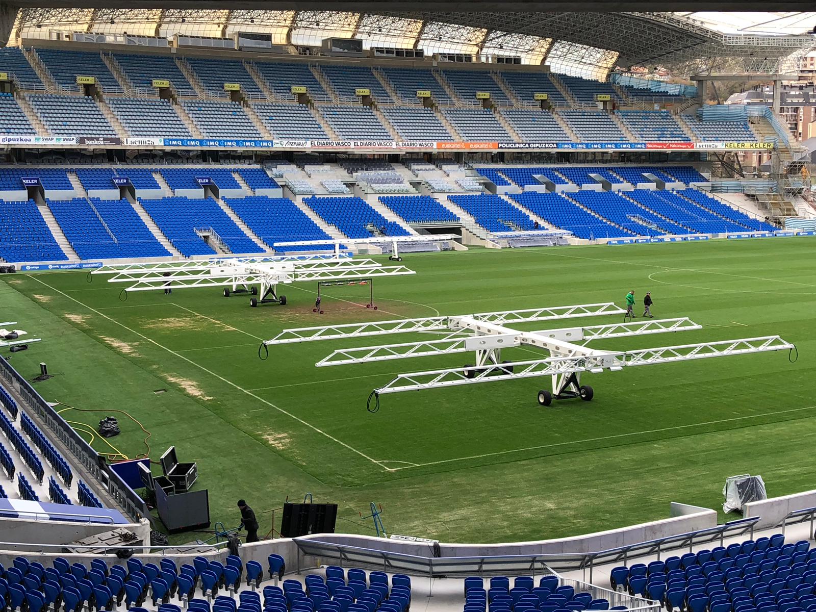 La Real Sociedad está probando calefactores para que el césped de Anoeta esté en las mejores condiciones. La nueva estructura del estadio dificulta que los rayos del sol alcancen a todo el terreno de juego y las lámparas LED permiten acelerar la fotosínteis y favorecer el crecimiento de la hierba.
