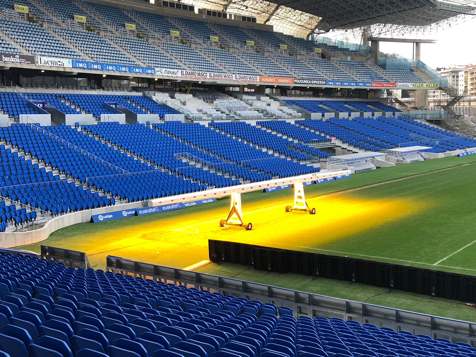 La Real Sociedad está probando calefactores para que el césped de Anoeta esté en las mejores condiciones. La nueva estructura del estadio dificulta que los rayos del sol alcancen a todo el terreno de juego y las lámparas LED permiten acelerar la fotosínteis y favorecer el crecimiento de la hierba.