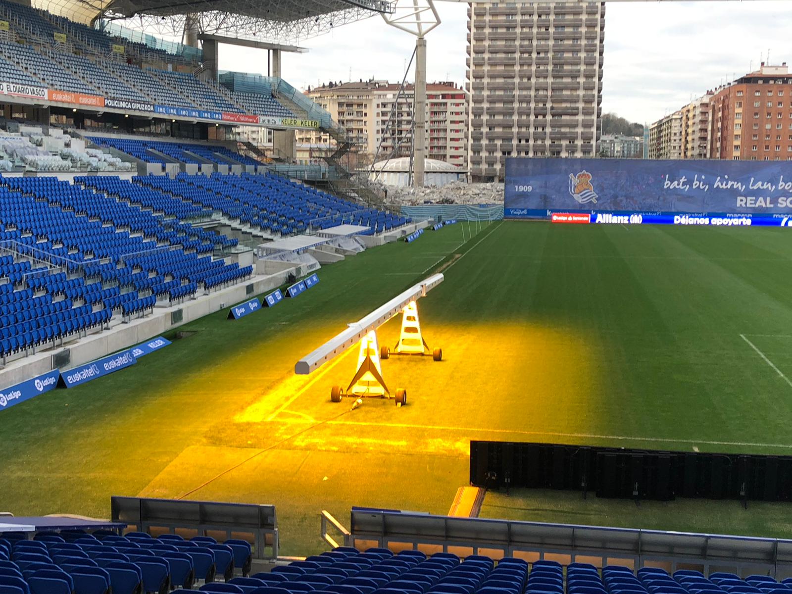 La Real Sociedad está probando calefactores para que el césped de Anoeta esté en las mejores condiciones. La nueva estructura del estadio dificulta que los rayos del sol alcancen a todo el terreno de juego y las lámparas LED permiten acelerar la fotosínteis y favorecer el crecimiento de la hierba.