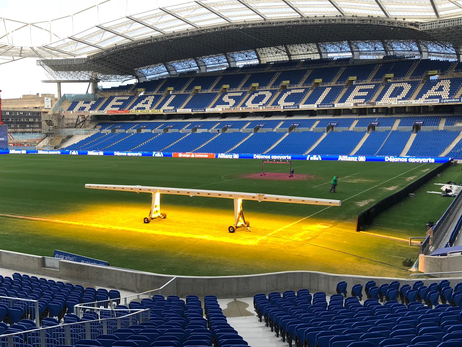 La Real Sociedad está probando calefactores para que el césped de Anoeta esté en las mejores condiciones. La nueva estructura del estadio dificulta que los rayos del sol alcancen a todo el terreno de juego y las lámparas LED permiten acelerar la fotosínteis y favorecer el crecimiento de la hierba.