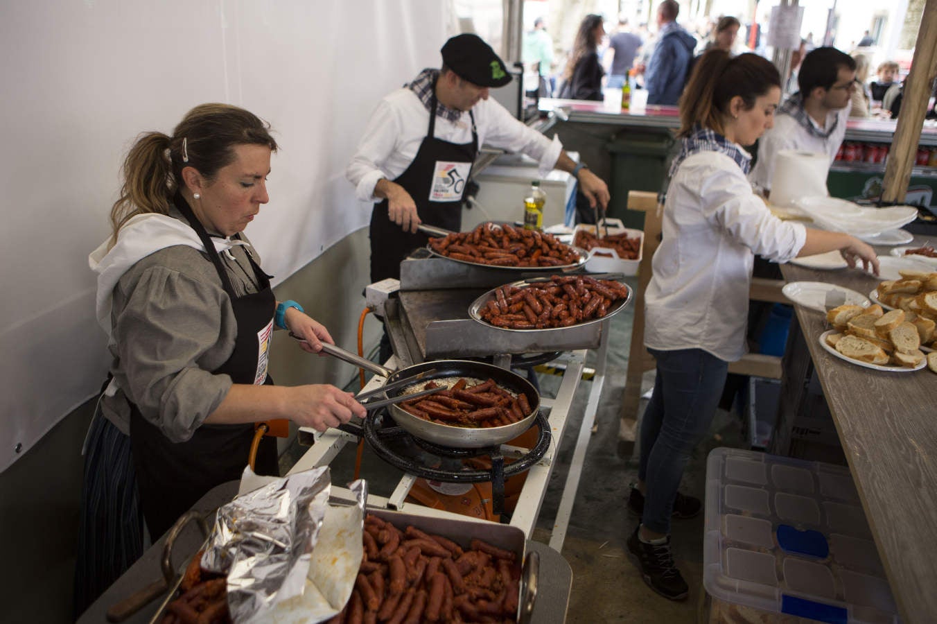 En la Plaza de Urdanibia se ha celebrado la tradicional feria de Santo Tomás con el concurso de Verduras, Animales y Miel y con la actuación de grupos de Dantza y Trikitixas.