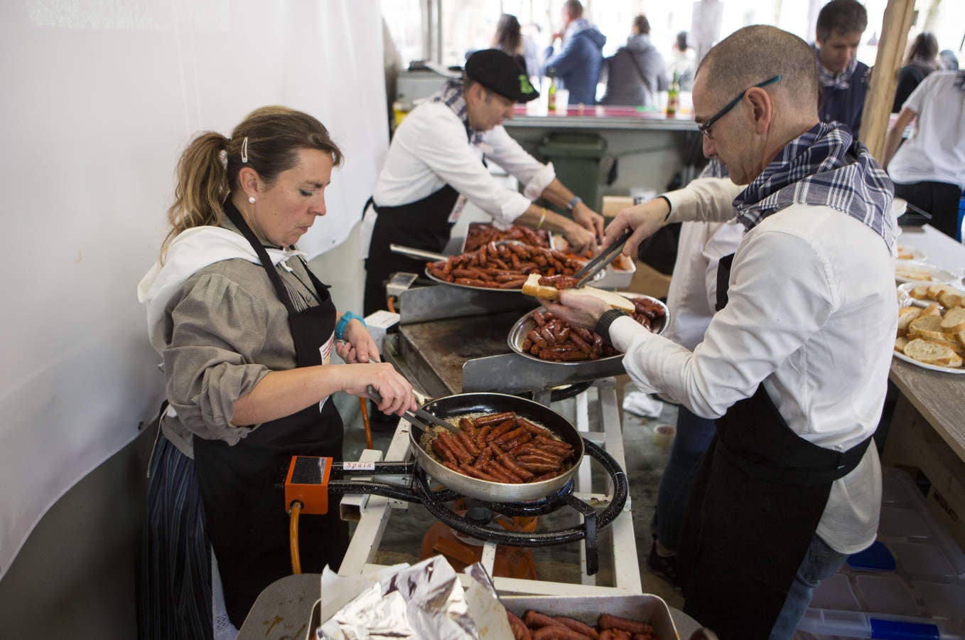 En la Plaza de Urdanibia se ha celebrado la tradicional feria de Santo Tomás con el concurso de Verduras, Animales y Miel y con la actuación de grupos de Dantza y Trikitixas.