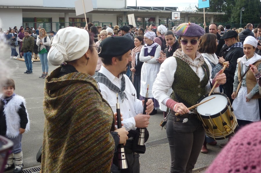 El carbonero anuncia, de este modo, su llegada con antelación gracias a una iniciativa puesta en marcha por el colegio público Karmengo Ama, que también ha planeado festejar su particular Santo Tomás en el patio de recreo y, lo más importante, en familia.