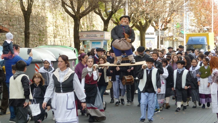 El carbonero anuncia, de este modo, su llegada con antelación gracias a una iniciativa puesta en marcha por el colegio público Karmengo Ama, que también ha planeado festejar su particular Santo Tomás en el patio de recreo y, lo más importante, en familia.